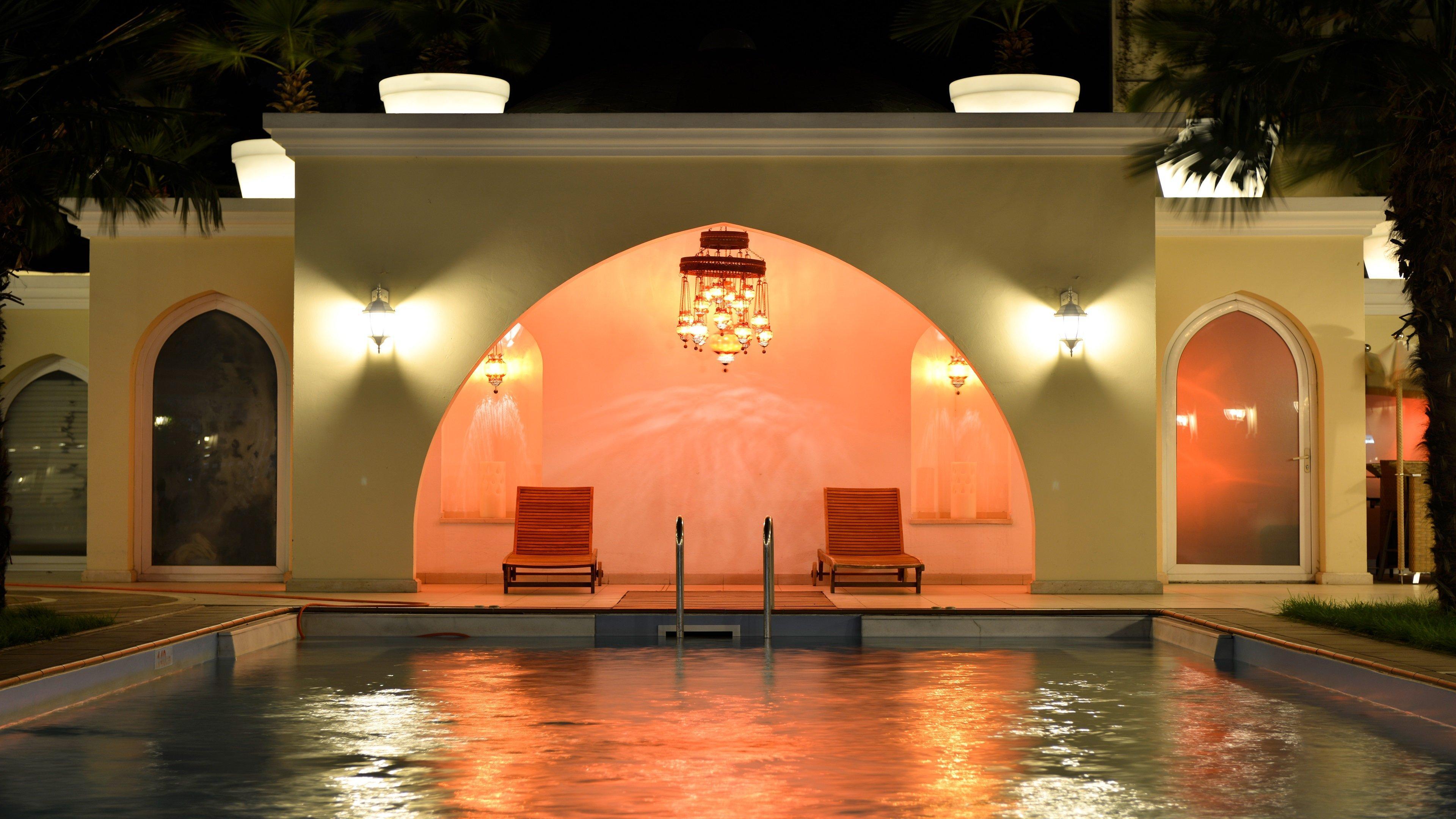 Holiday Inn Istanbul City By Ihg Eksteriør bilde The swimming pool at the hotel