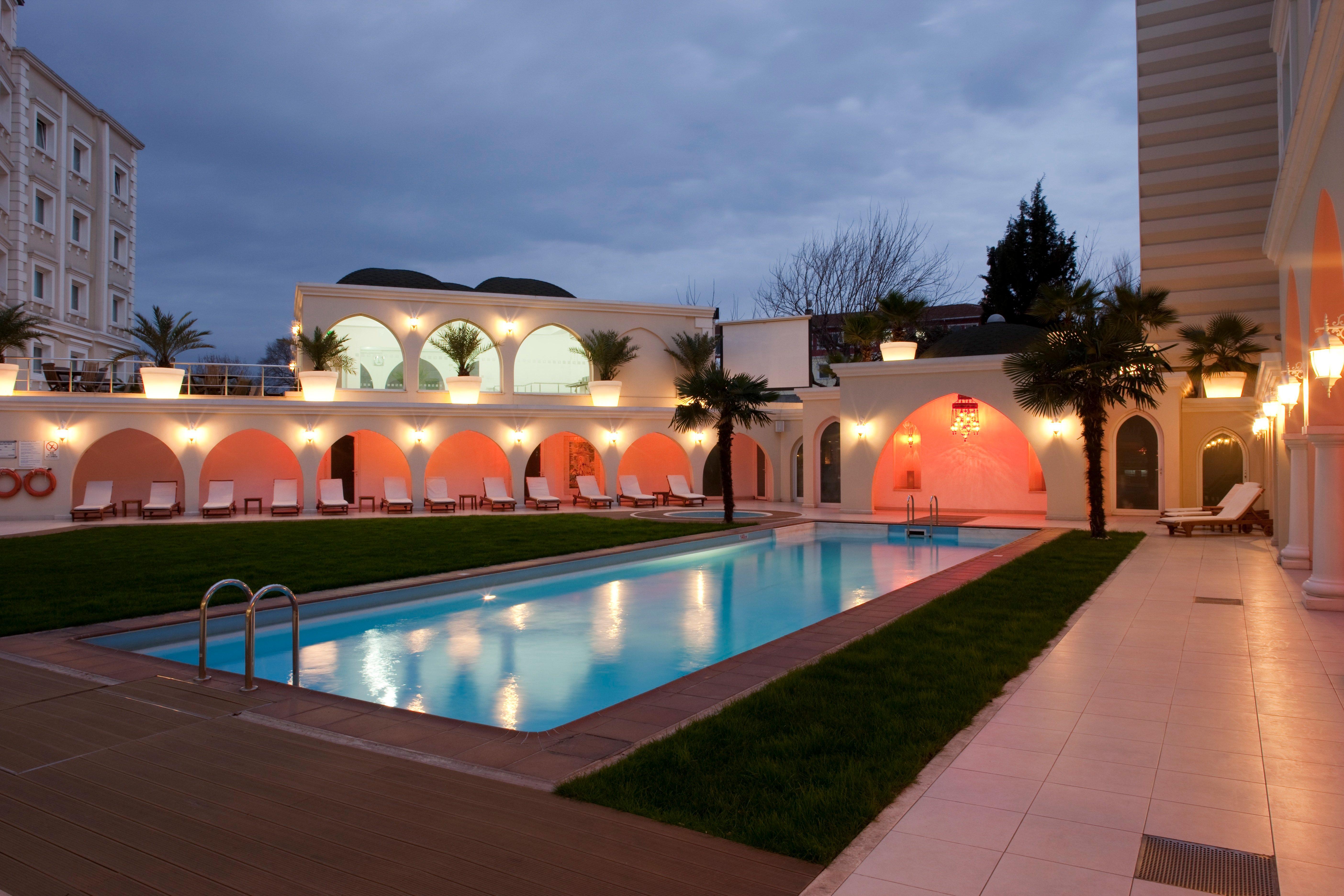 Holiday Inn Istanbul City By Ihg Eksteriør bilde The swimming pool at the hotel
