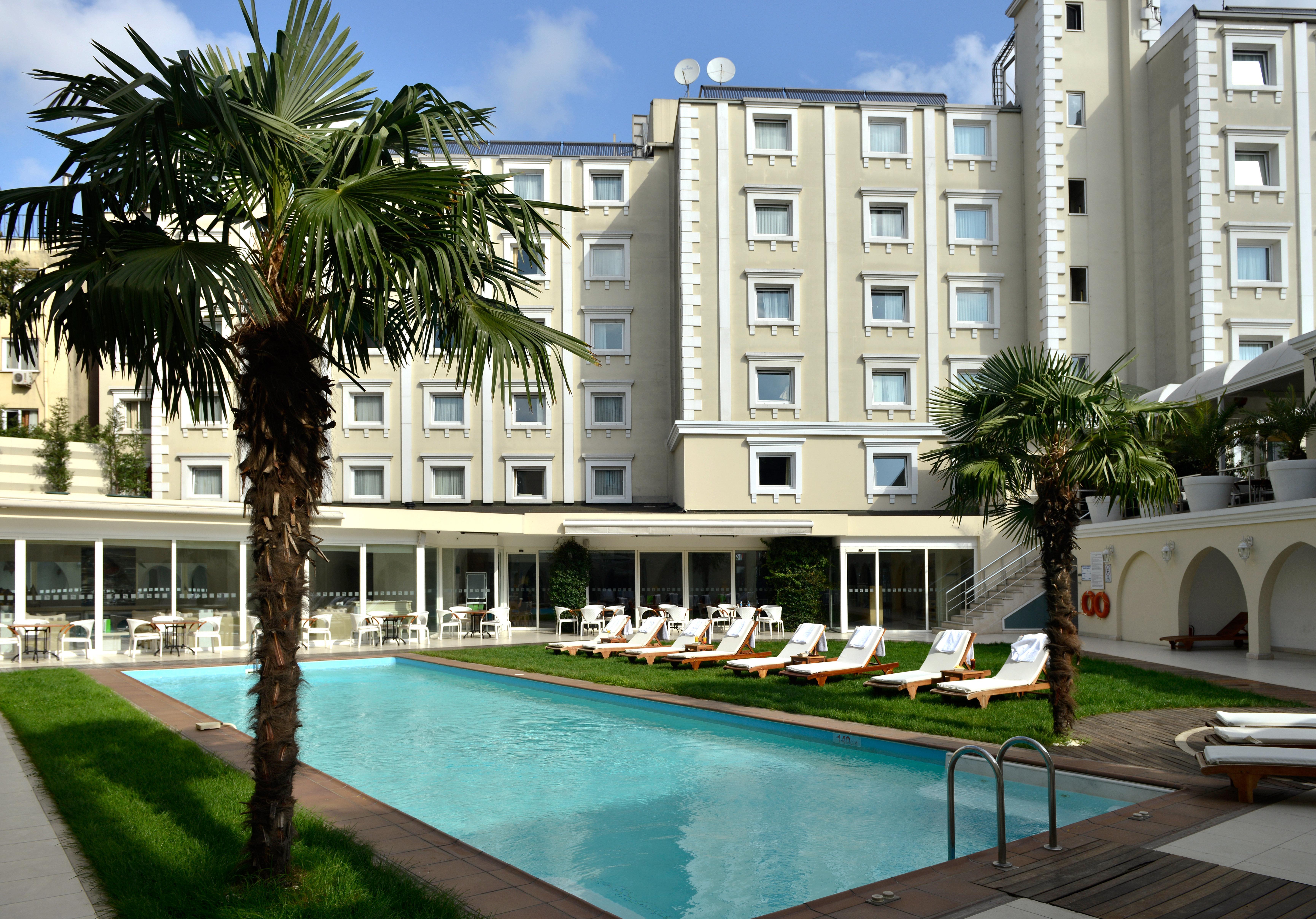 Holiday Inn Istanbul City By Ihg Eksteriør bilde The hotel's swimming pool