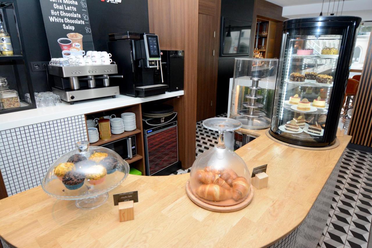 Holiday Inn Istanbul City By Ihg Eksteriør bilde The interior of a typical Starbucks