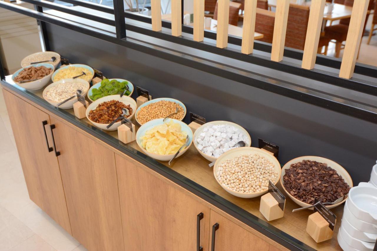 Holiday Inn Istanbul City By Ihg Eksteriør bilde A selection of cereals at a breakfast buffet