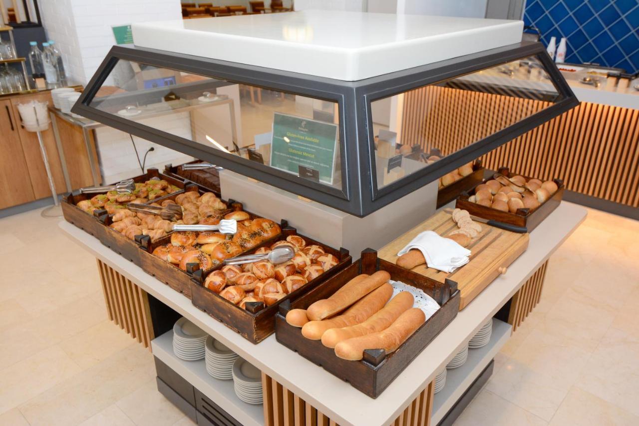 Holiday Inn Istanbul City By Ihg Eksteriør bilde A display case with baked goods