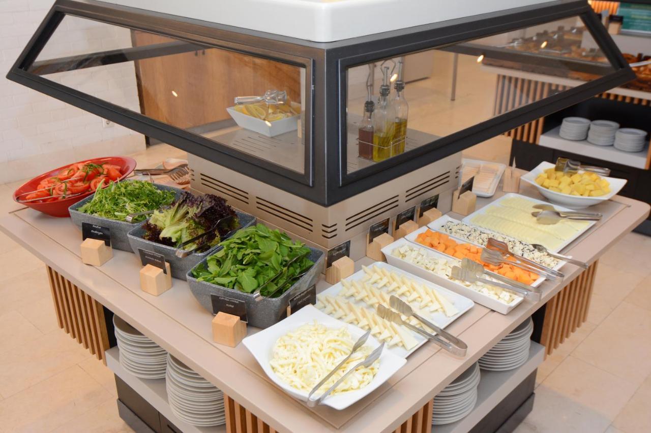 Holiday Inn Istanbul City By Ihg Eksteriør bilde A salad bar