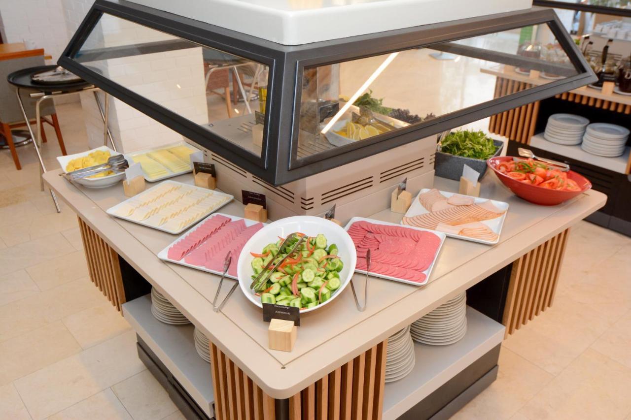 Holiday Inn Istanbul City By Ihg Eksteriør bilde A salad bar