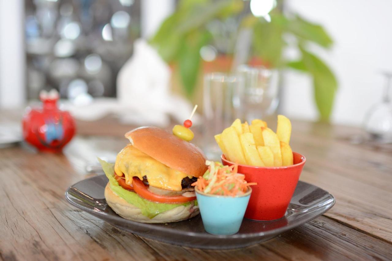 Holiday Inn Istanbul City By Ihg Eksteriør bilde A cheeseburger with chips and coleslaw